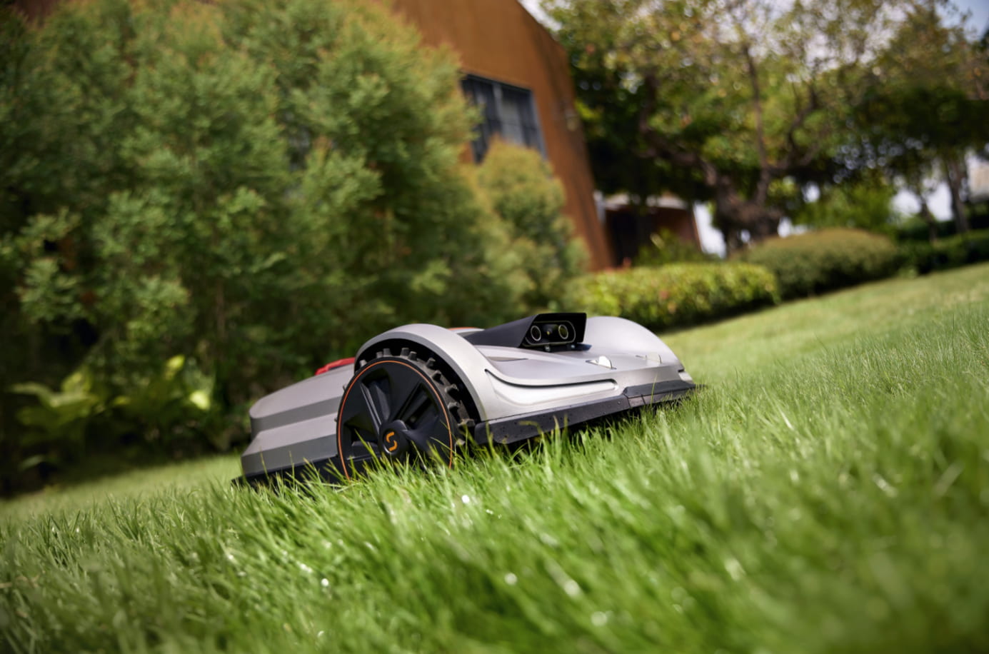 Big Yard Freedom: How Robot Mowers Automate Your Weekends